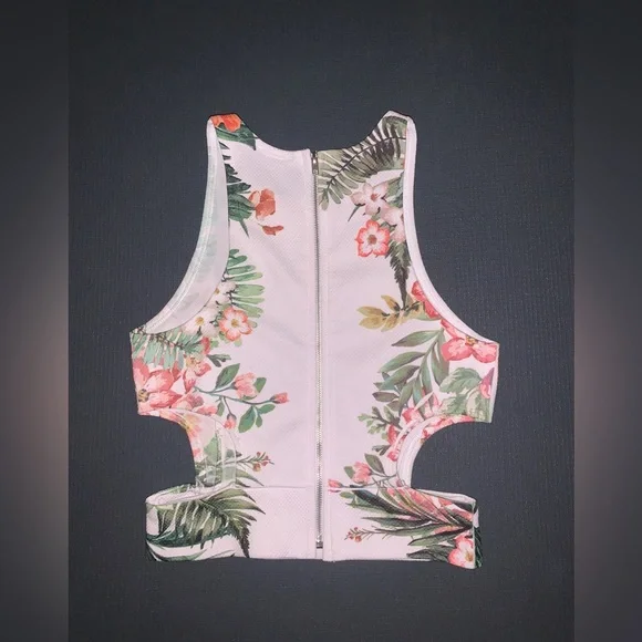 Super cute floral top with cutouts🌸 - Picture 5 of 7